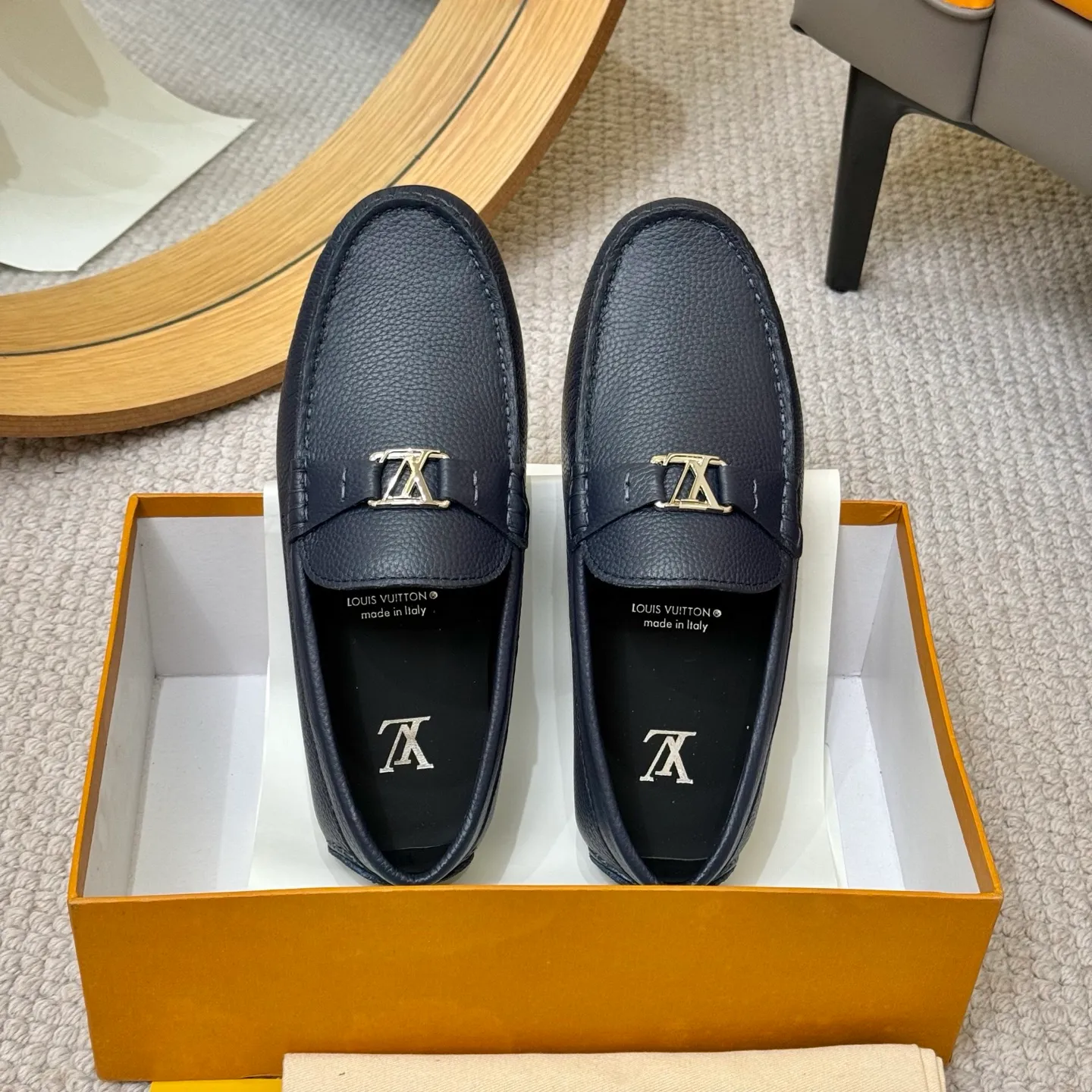 Men's men's shoes 💰420 (Yangli) LV 2⃣️0⃣️2⃣️5️⃣Spring and summer counter GLORIA series models ✈️Original factory special leather production, original last type. A classic driving slip-on casual shoe that shows an elegant style with exquisite craftsmanship details such as Monogram embossing all over the upper🌀Italian imported calfskin fabric Sheepskin foot pads➕Inside～Private mold replica sole Unique style Comfortable driving slip-on Size: 4-12 (38-46) Comes with [Counter packaging: original box, wrapping paper, card, instruction manual, shoehorn, cloth bag] No pressure to enter and leave the counter!